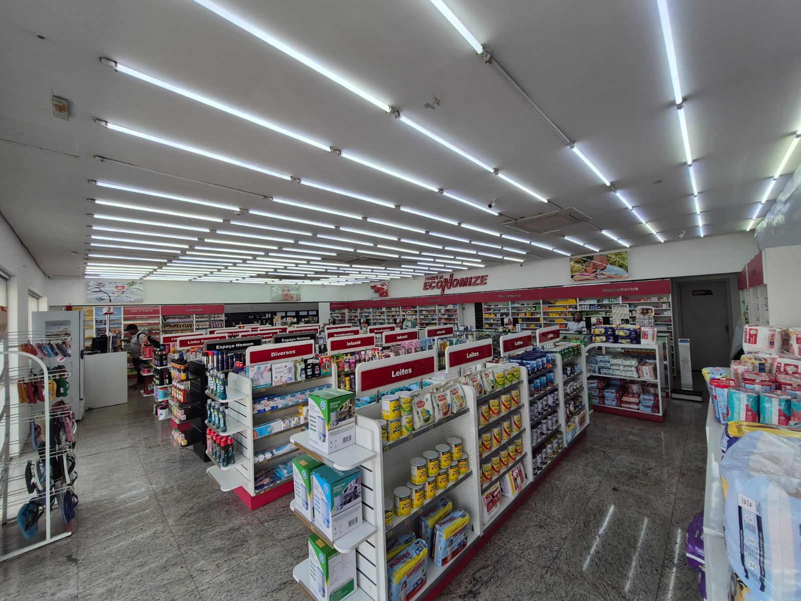 Corredores internos com gôndolas organizadas