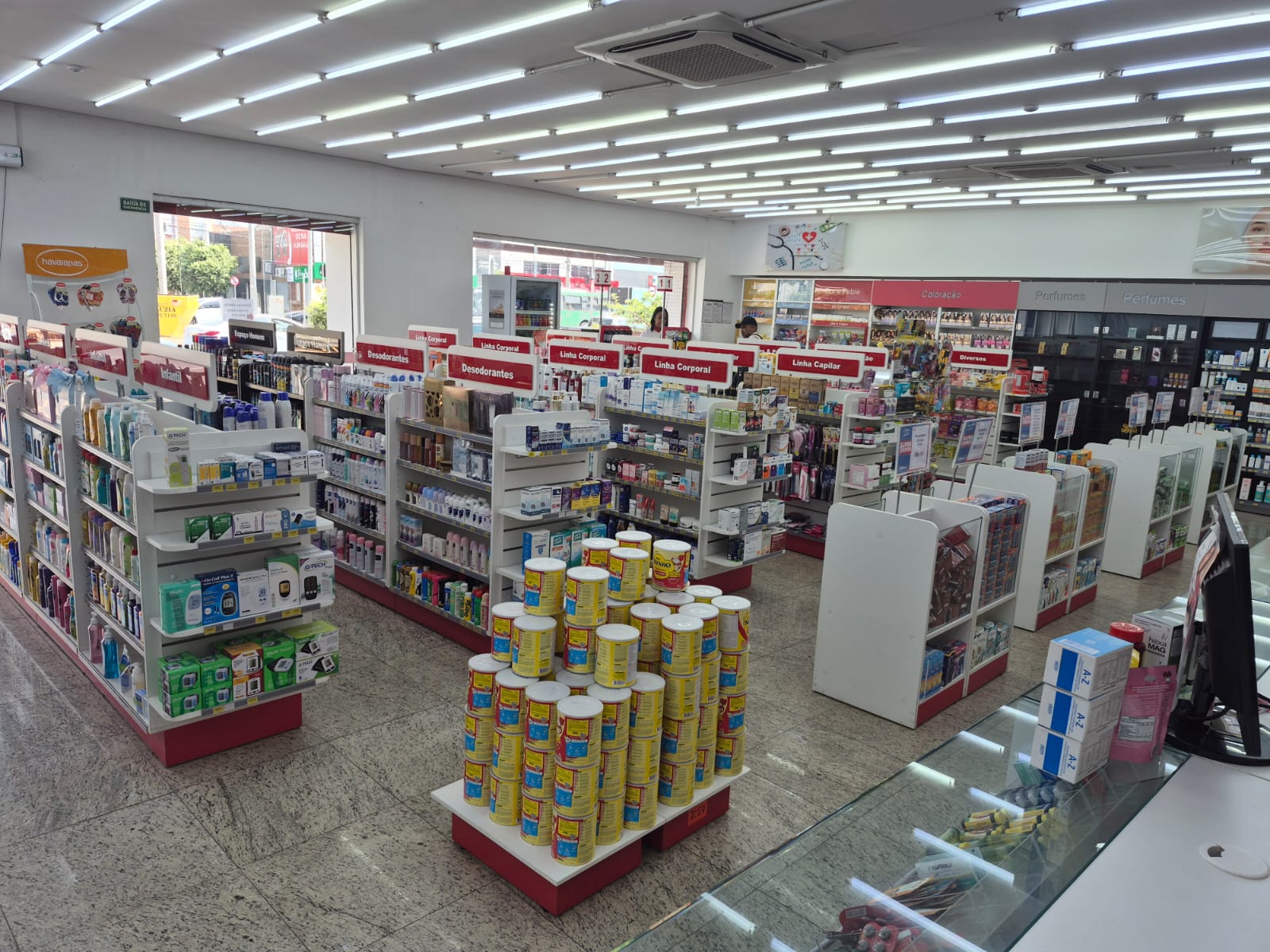 Interior da farmácia com produtos diversos