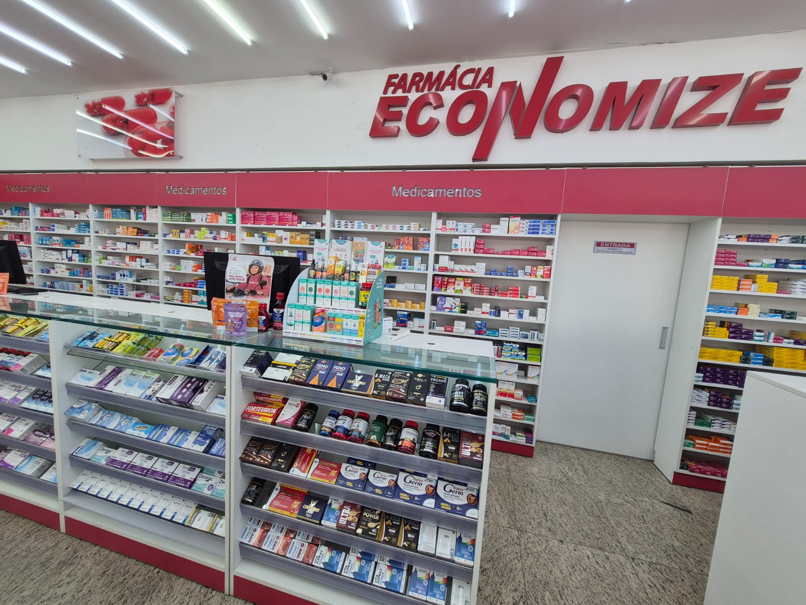 Prateleiras de medicamentos